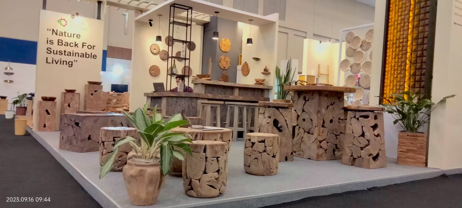 Vinteak Collection Booth - Detail